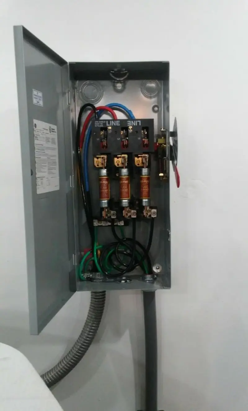 Three-phase disconnect switch installed for Smoke Detector Installation in Levelland